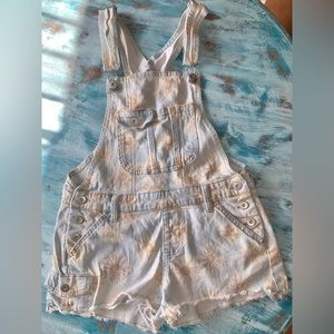 Denim overall shorts with daisies